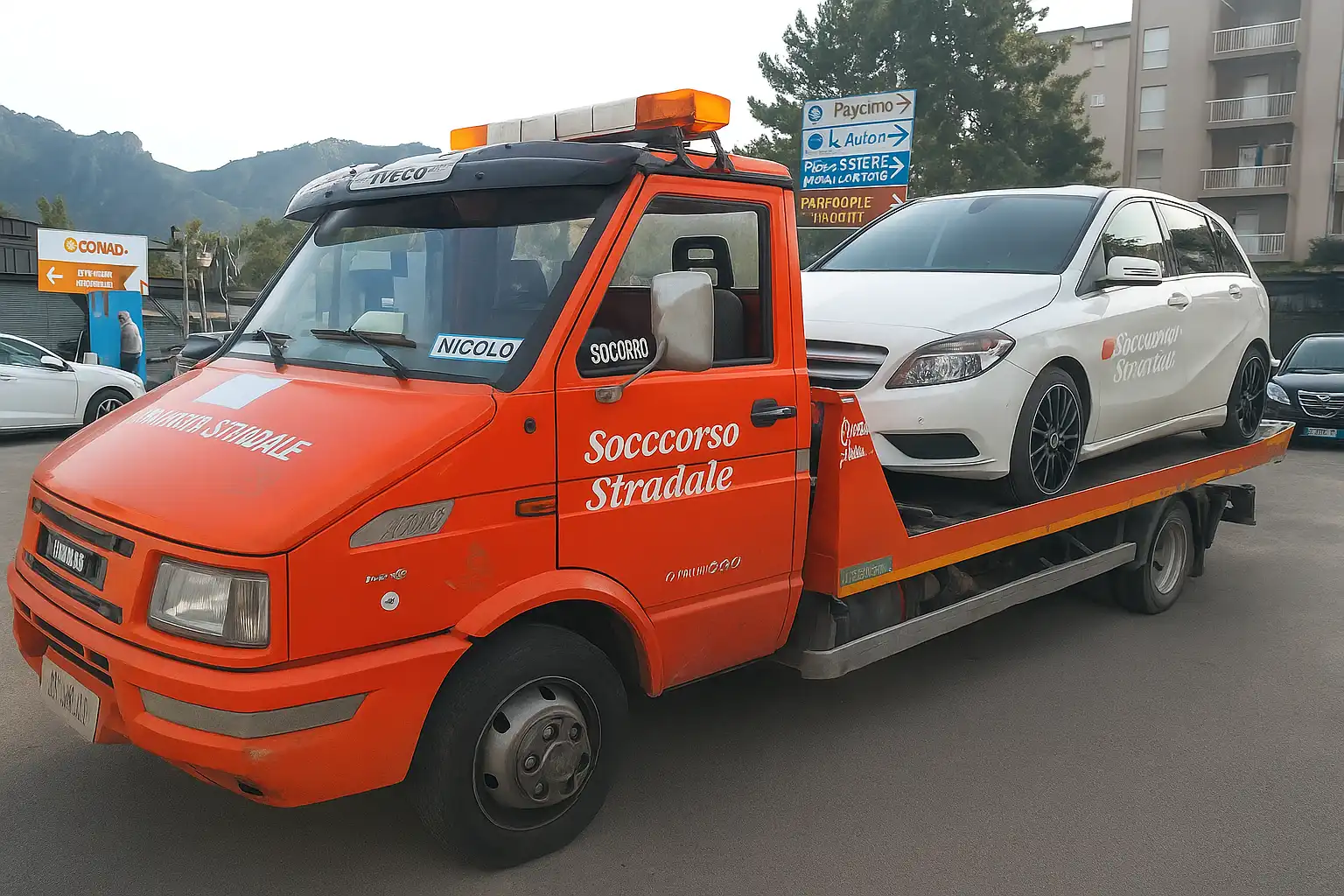 Carroattrezzi Iveco arancione di Soccorso Stradale Mercadante con auto bianca a Palermo