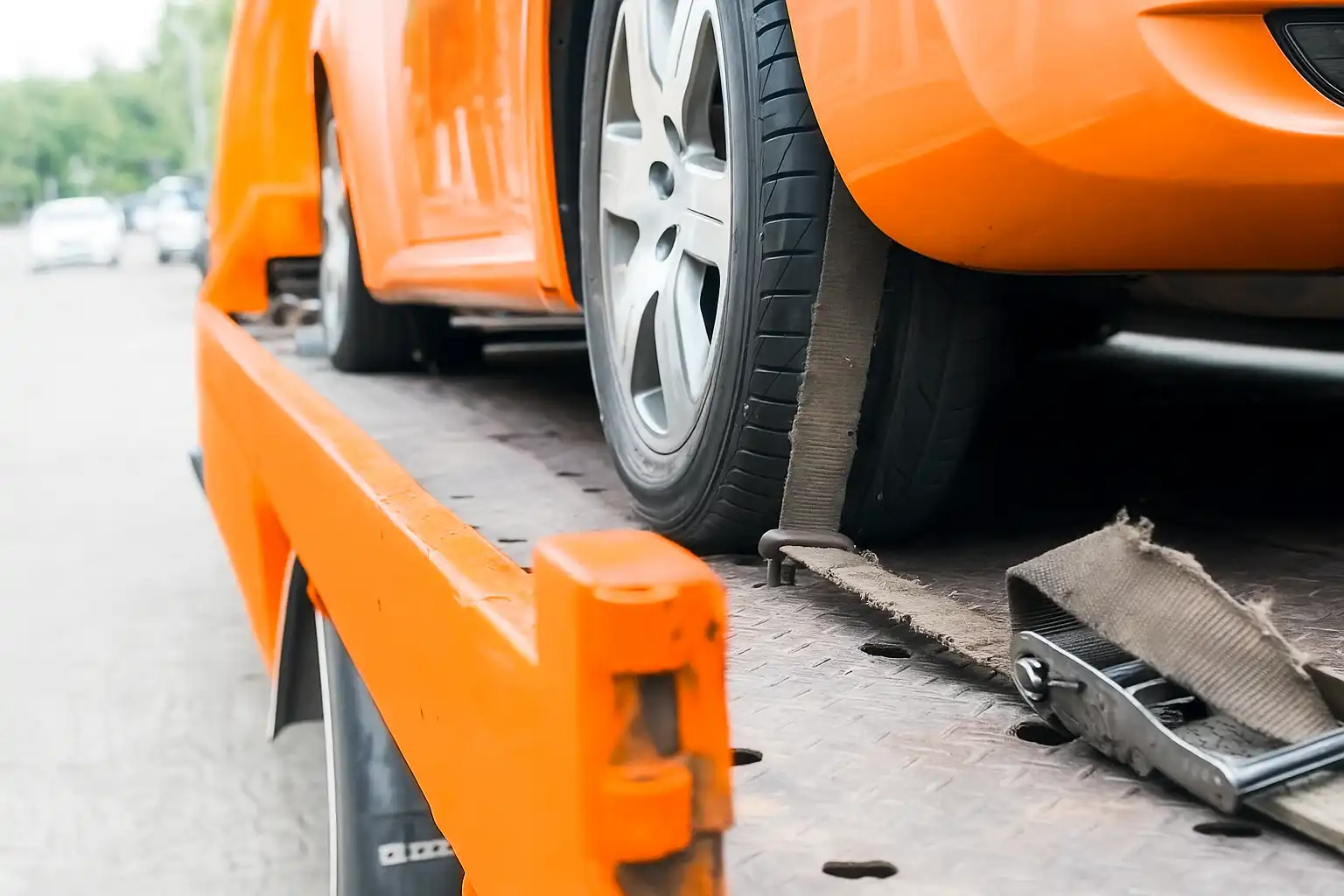 Veicolo arancione caricato su carroattrezzi a Palermo per trasporto e soccorso stradale Mercadante