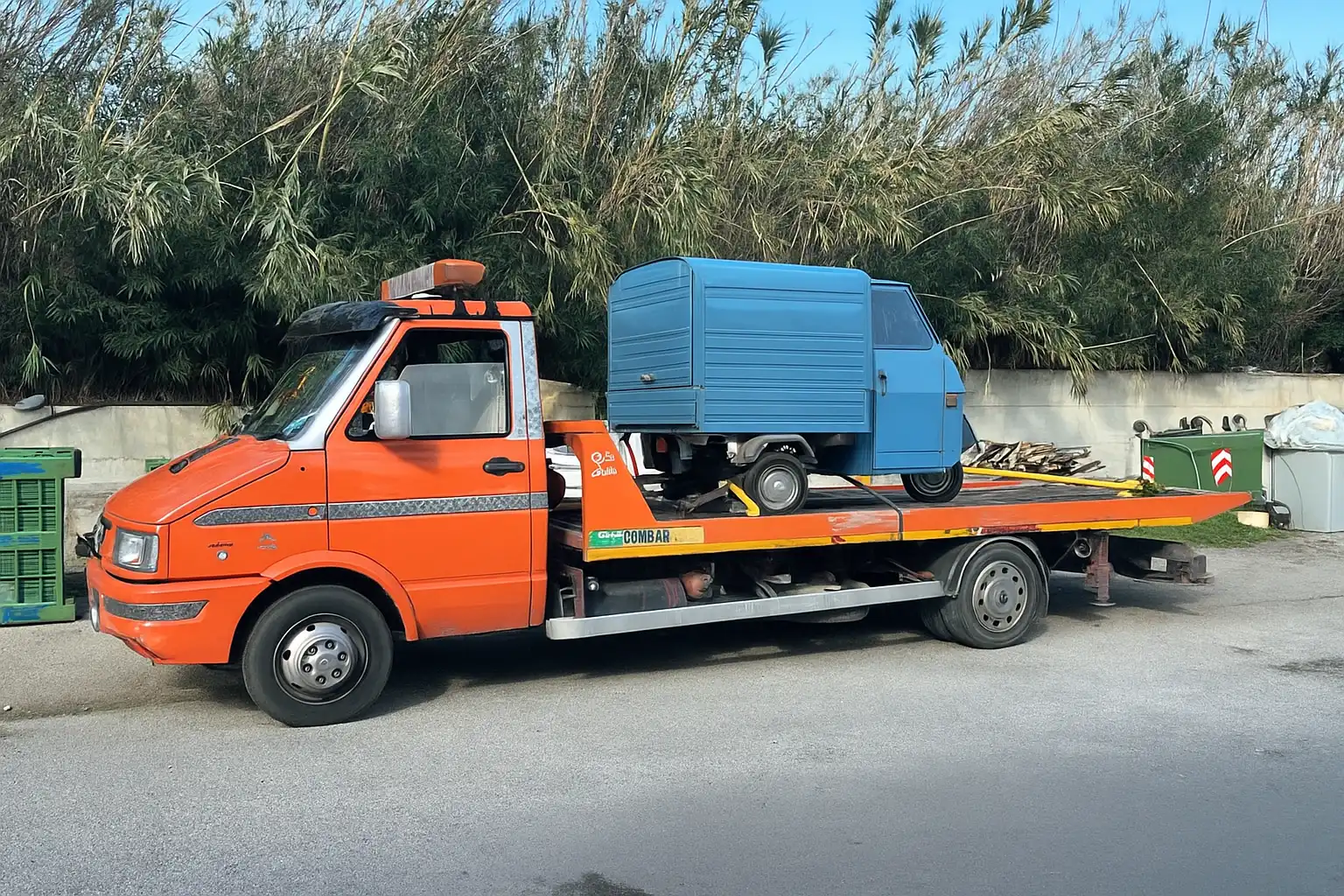 Carroattrezzi Mercadante trasporta Ape Car blu, servizio soccorso stradale a Palermo.